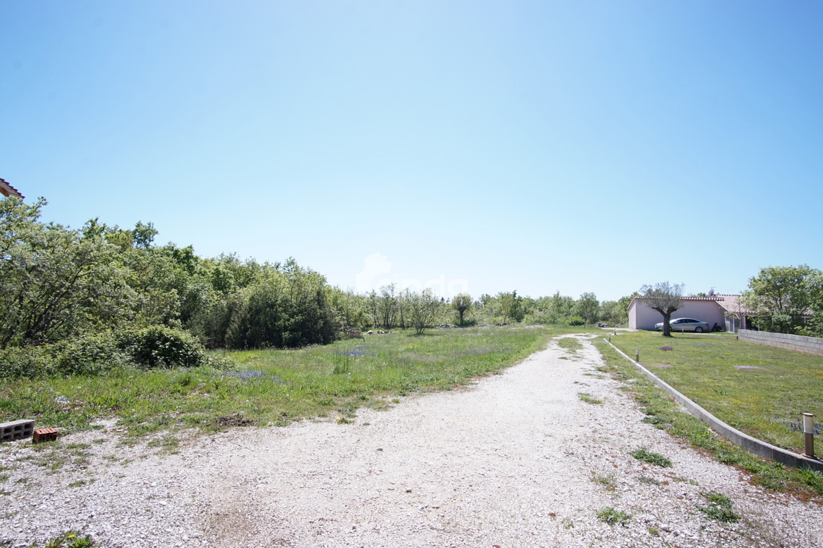 Hiša - Marčana - 124 m2 + (garaža 98 m2) + 26.288 m2 zemljišča