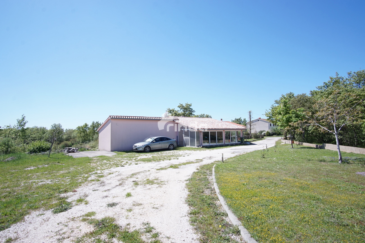 Hiša - Marčana - 124 m2 + (garaža 98 m2) + 26.288 m2 zemljišča