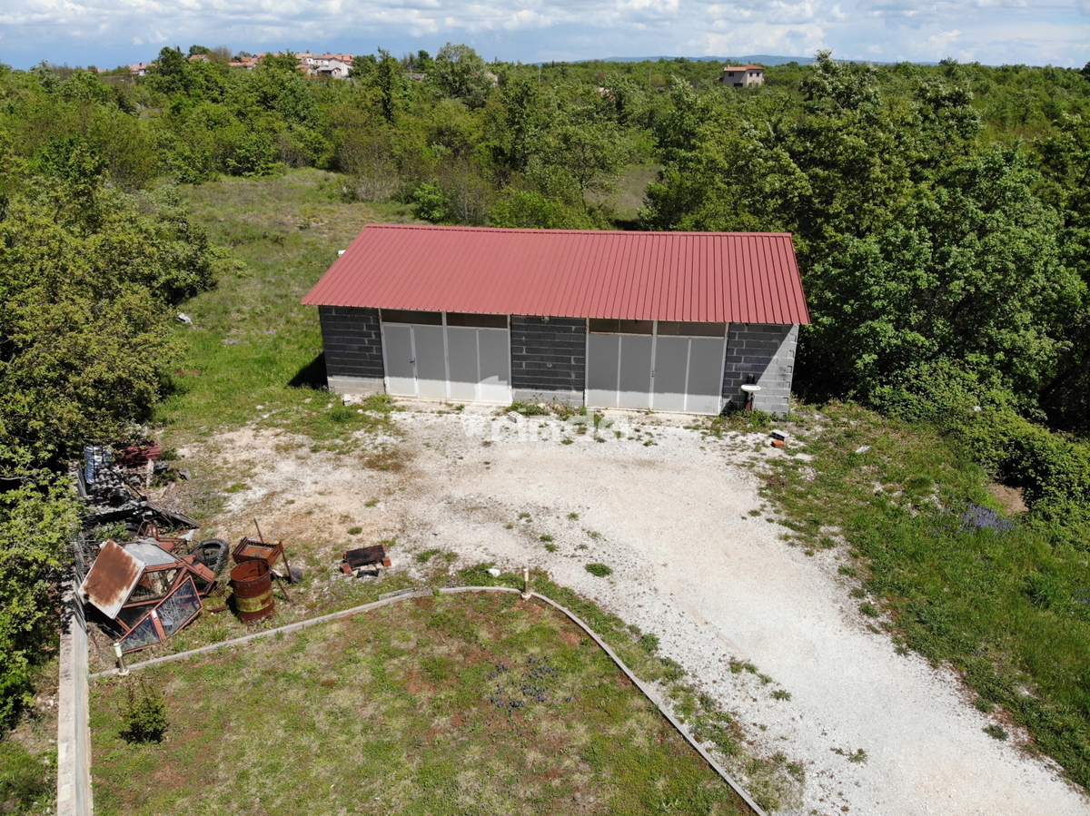 Hiša - Marčana - 124 m2 + (garaža 98 m2) + 26.288 m2 zemljišča