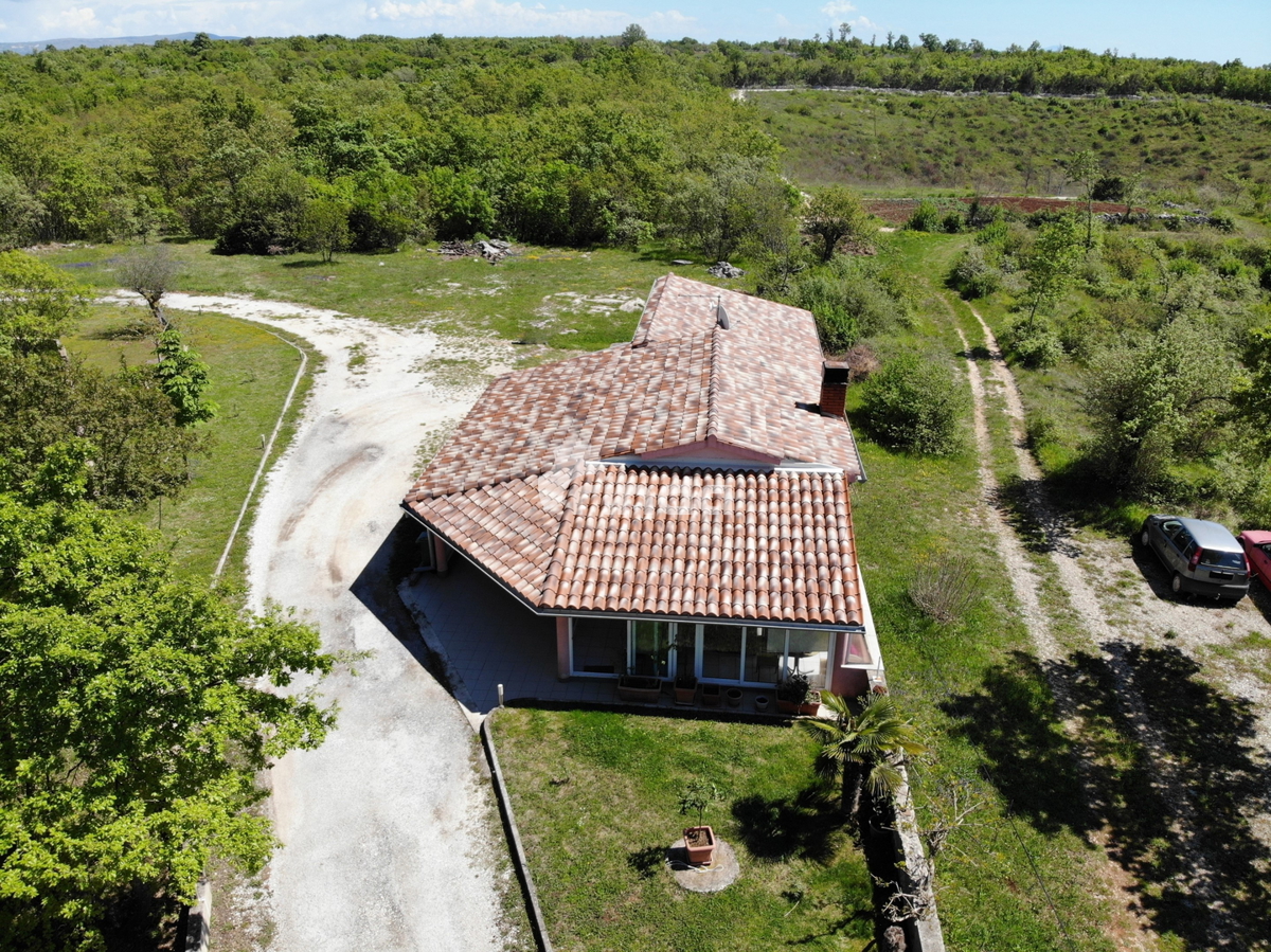 Hiša - Marčana - 124 m2 + (garaža 98 m2) + 26.288 m2 zemljišča