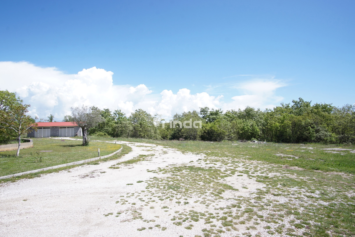 Hiša - Marčana - 124 m2 + (garaža 98 m2) + 26.288 m2 zemljišča