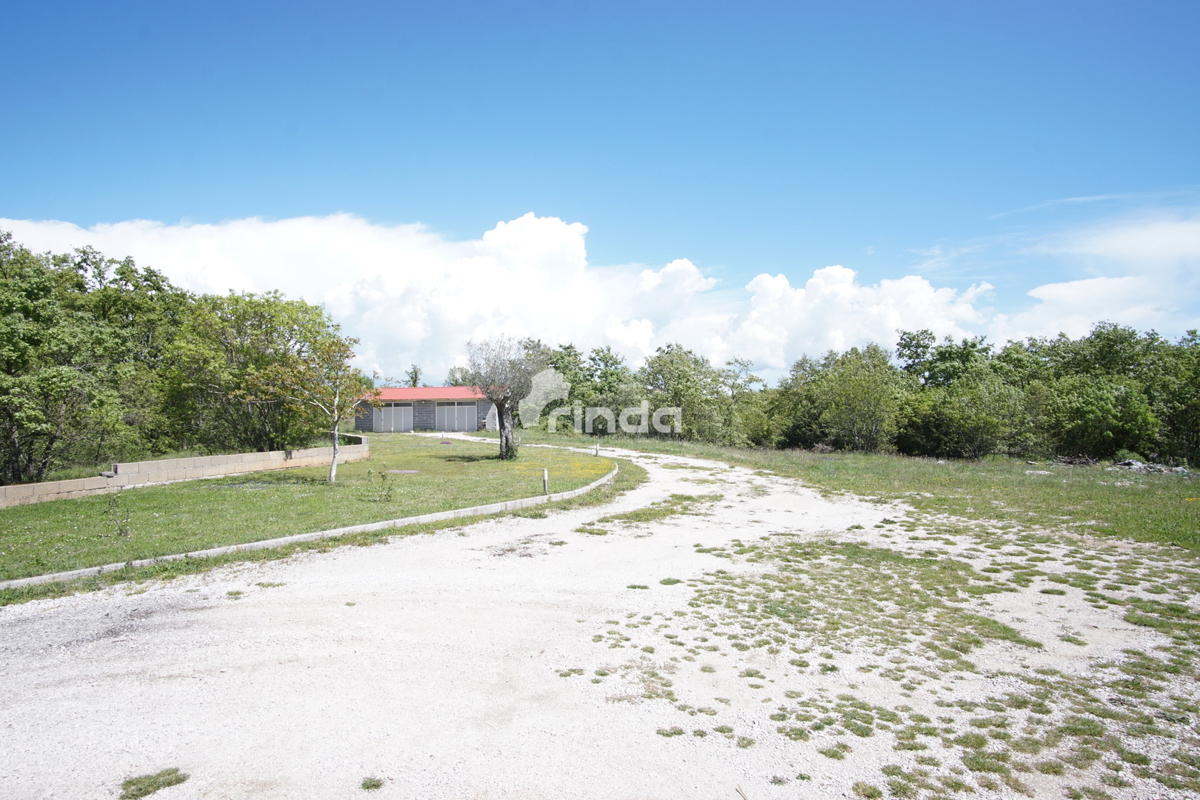 Hiša - Marčana - 124 m2 + (garaža 98 m2) + 26.288 m2 zemljišča