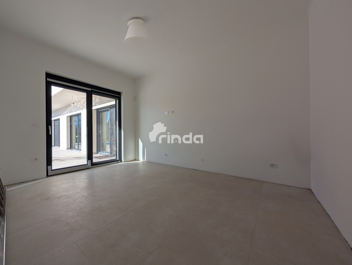 Hiša s bazenom - okolica Rovinja - 140m2 - (549m2 zemljišče)
