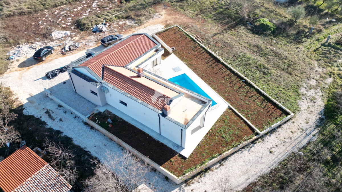 Hiša s bazenom - okolica Rovinja - 140m2 - (549m2 zemljišče)