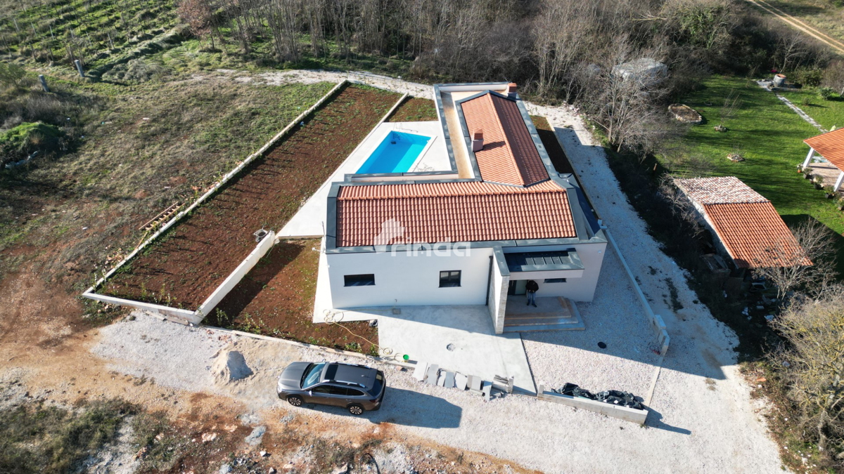 Hiša s bazenom - okolica Rovinja - 140m2 - (549m2 zemljišče)