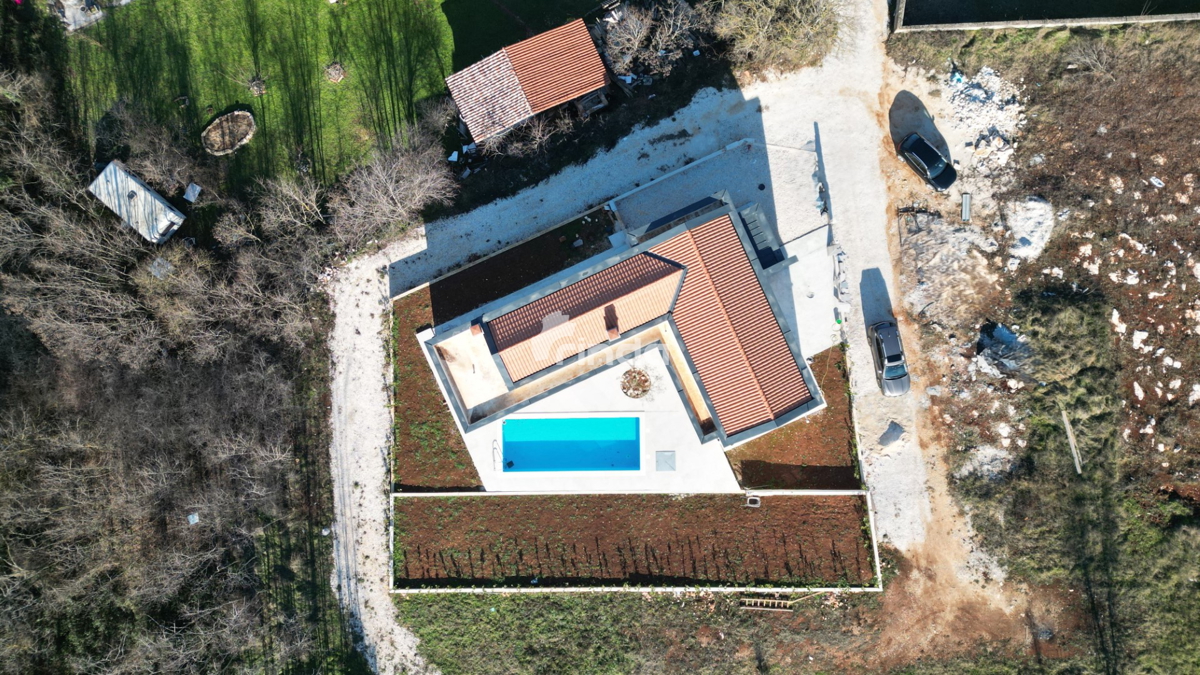 Hiša s bazenom - okolica Rovinja - 140m2 - (549m2 zemljišče)