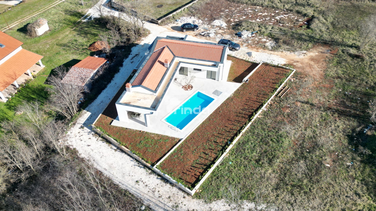 Hiša s bazenom - okolica Rovinja - 140m2 - (549m2 zemljišče)