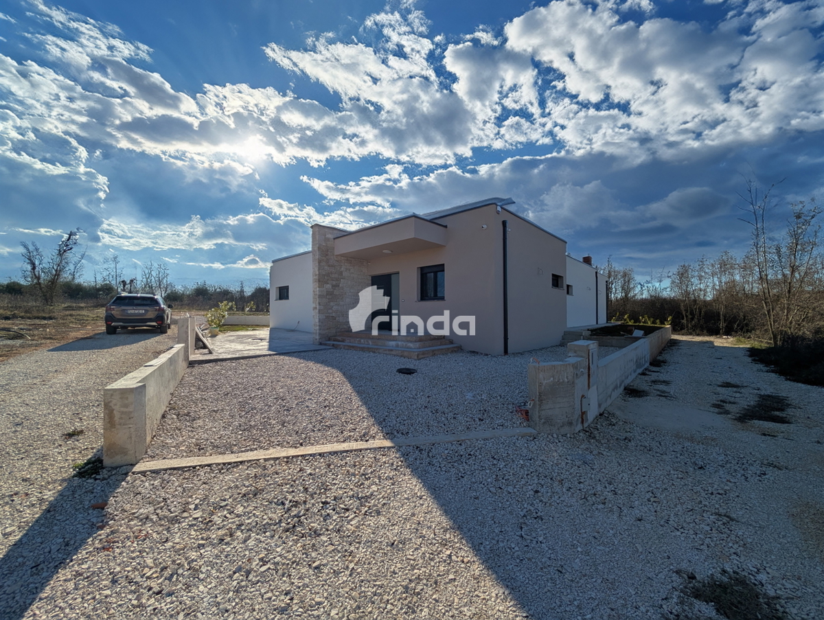 Hiša s bazenom - okolica Rovinja - 140m2 - (549m2 zemljišče)