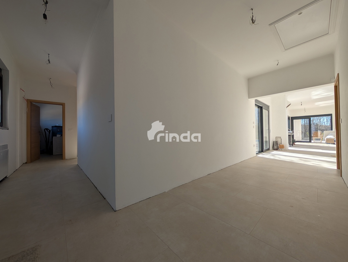 Hiša s bazenom - okolica Rovinja - 140m2 - (549m2 zemljišče)