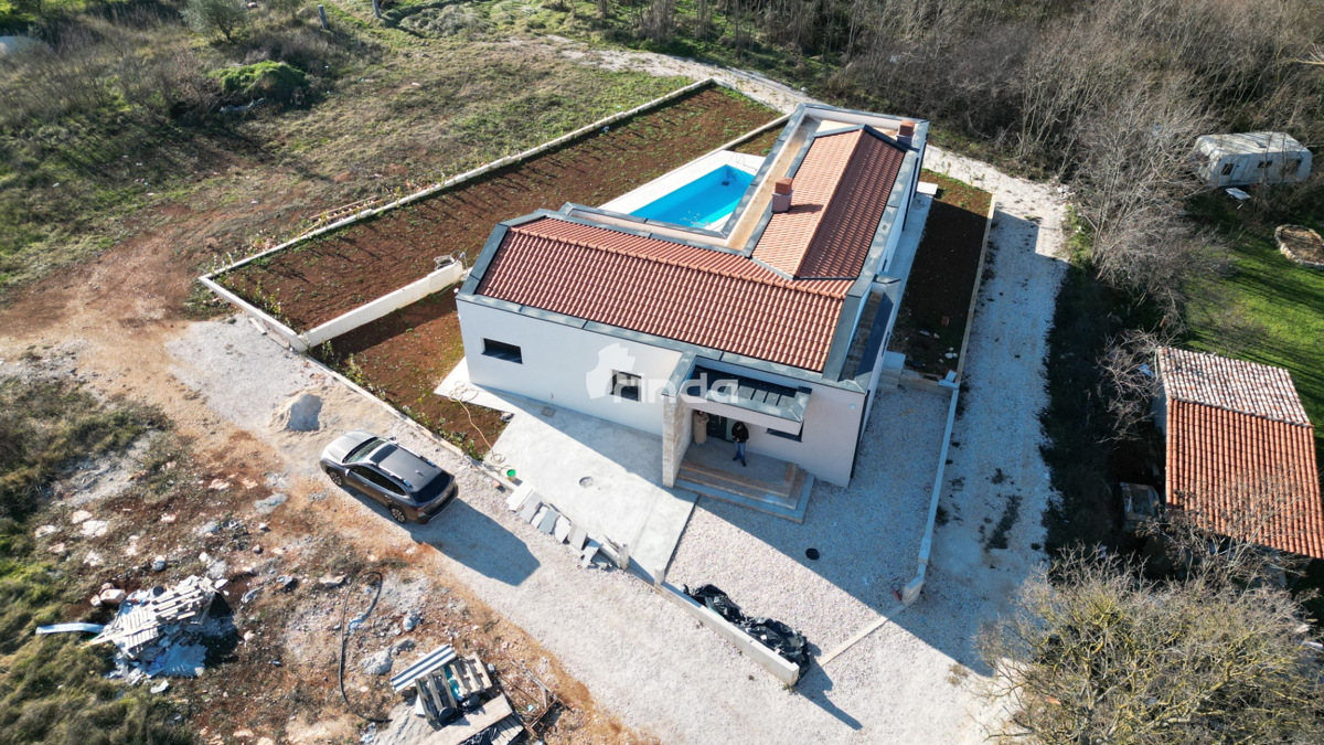 Hiša s bazenom - okolica Rovinja - 140m2 - (549m2 zemljišče)