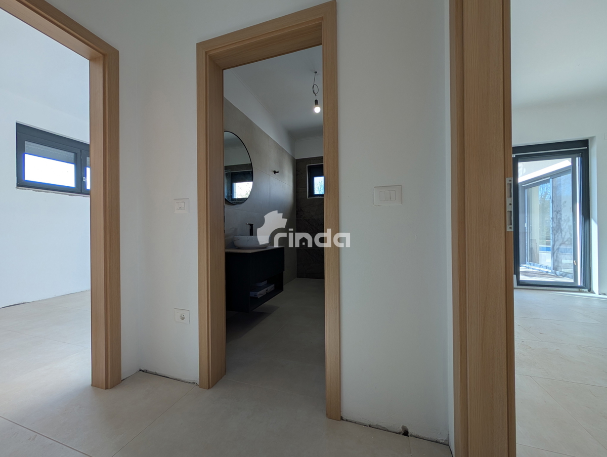 Hiša s bazenom - okolica Rovinja - 140m2 - (549m2 zemljišče)