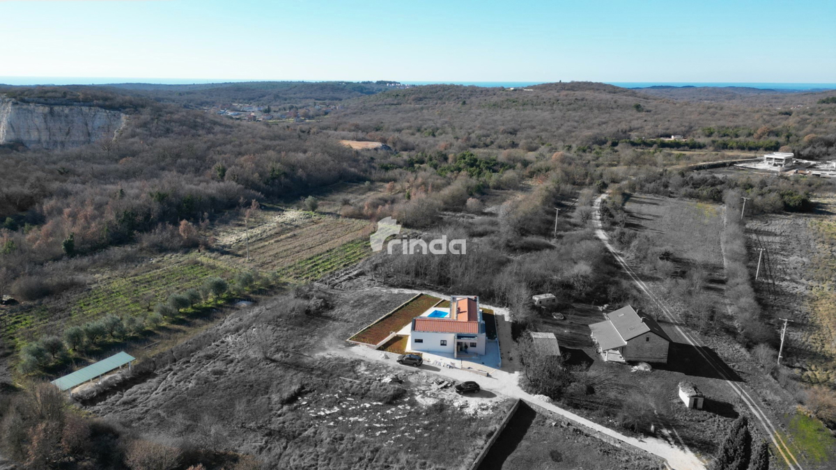 Hiša s bazenom - okolica Rovinja - 140m2 - (549m2 zemljišče)