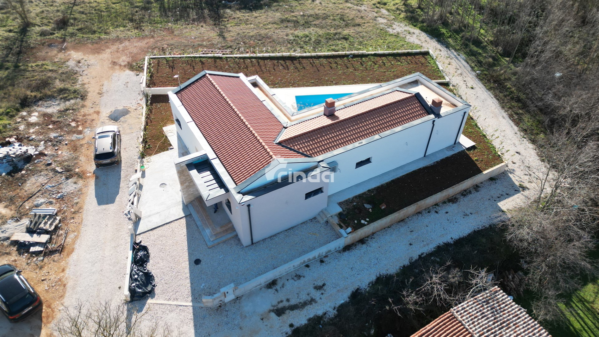 Hiša s bazenom - okolica Rovinja - 140m2 - (549m2 zemljišče)