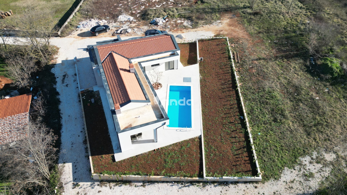 Hiša s bazenom - okolica Rovinja - 140m2 - (549m2 zemljišče)