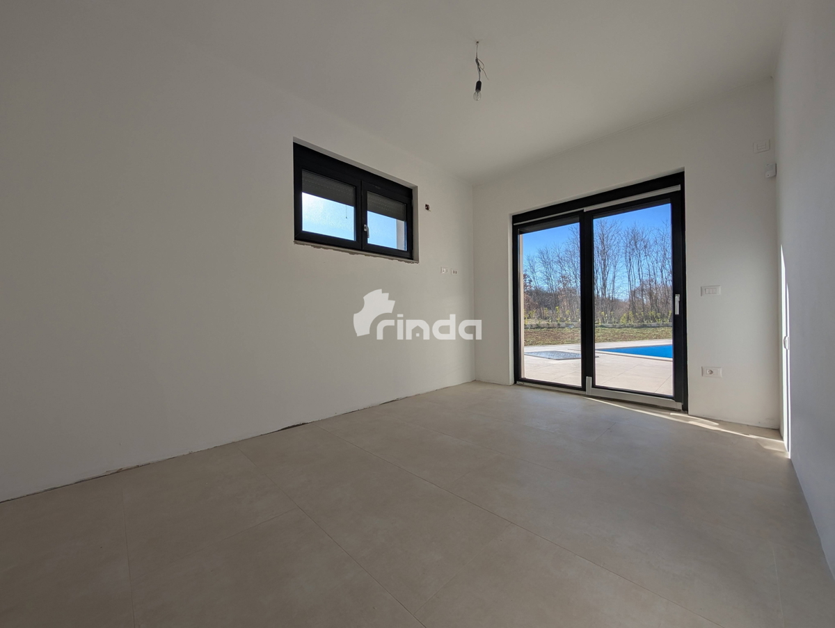 Hiša s bazenom - okolica Rovinja - 140m2 - (549m2 zemljišče)