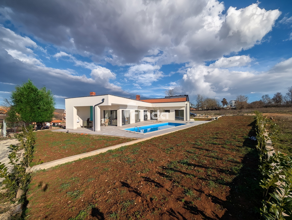Hiša s bazenom - okolica Rovinja - 140m2 - (549m2 zemljišče)