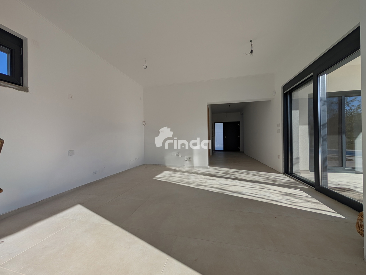 Hiša s bazenom - okolica Rovinja - 140m2 - (549m2 zemljišče)