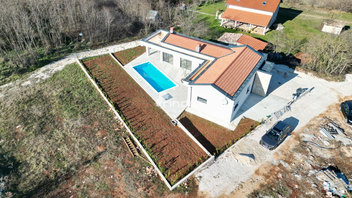 Hiša s bazenom - okolica Rovinja - 140m2 - (549m2 zemljišče)