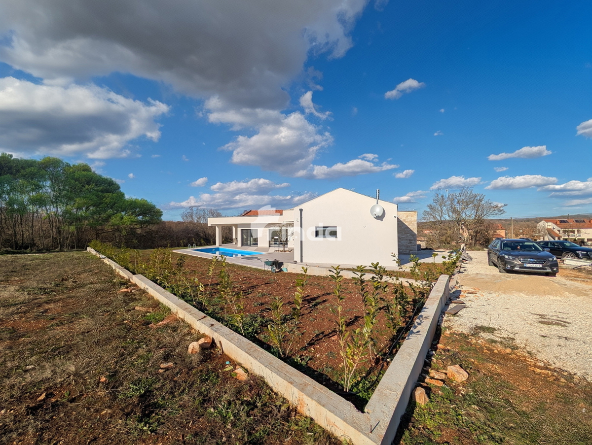 Hiša s bazenom - okolica Rovinja - 140m2 - (549m2 zemljišče)