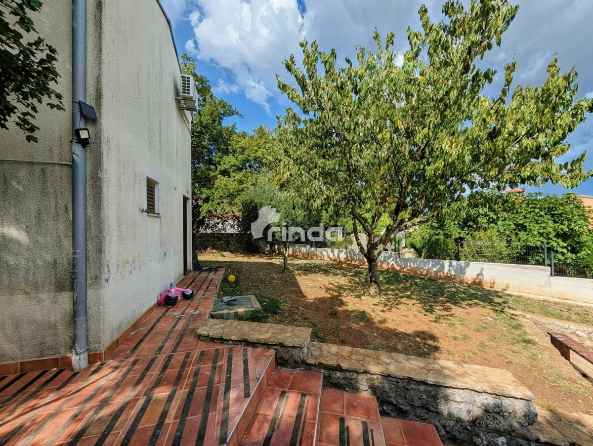 Samostojna hišica z lepo urejenim dvoriščem - Rovinj vas - 84 m2