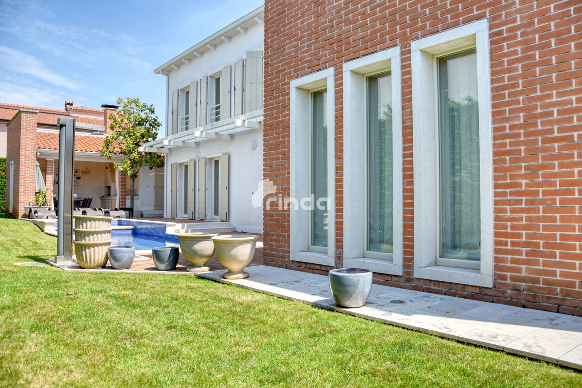 Vaše zasebno počitniško zatočišče na zahodni obali Istre - 200 m2 + (bazen 54 m2)