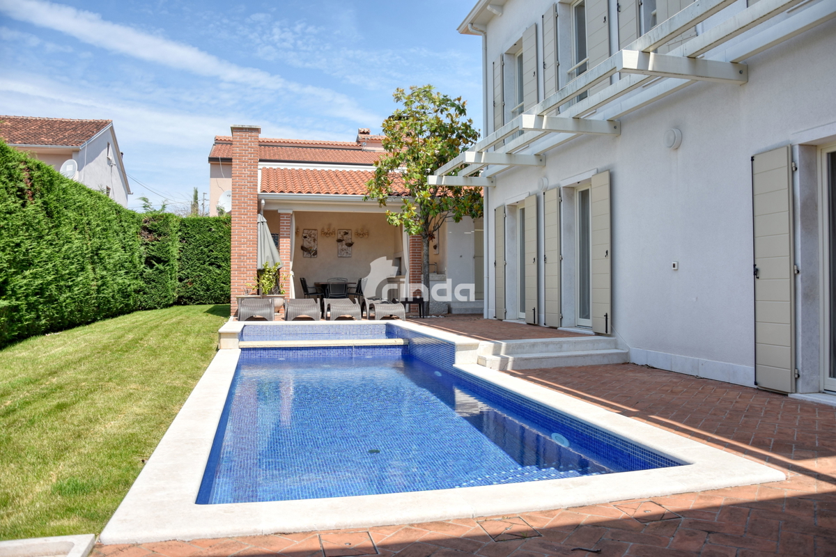 Vaše zasebno počitniško zatočišče na zahodni obali Istre - 200 m2 + (bazen 54 m2)