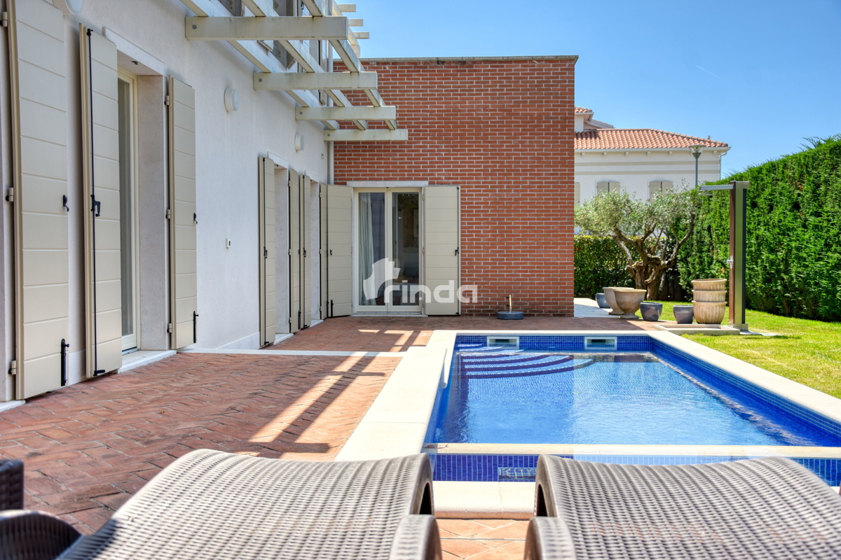 Vaše zasebno počitniško zatočišče na zahodni obali Istre - 200 m2 + (bazen 54 m2)