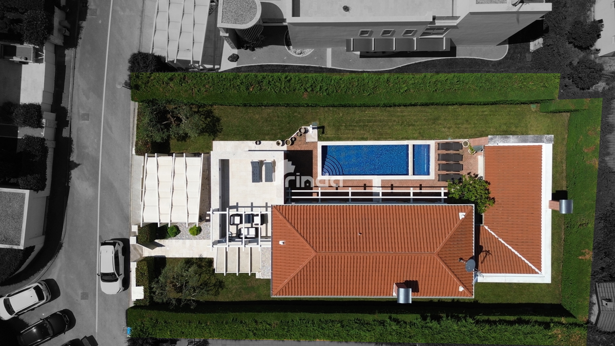 Vaše zasebno počitniško zatočišče na zahodni obali Istre - 200 m2 + (bazen 54 m2)