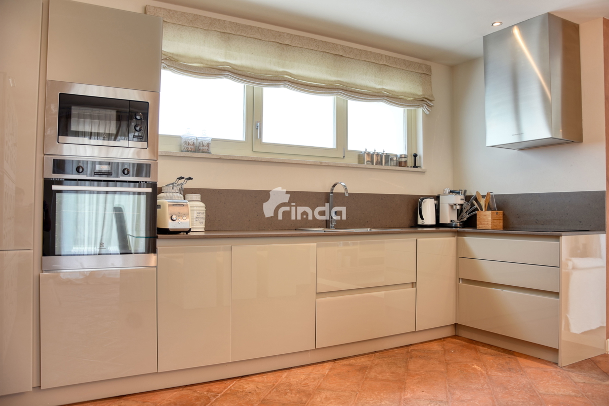 Vaše zasebno počitniško zatočišče na zahodni obali Istre - 200 m2 + (bazen 54 m2)