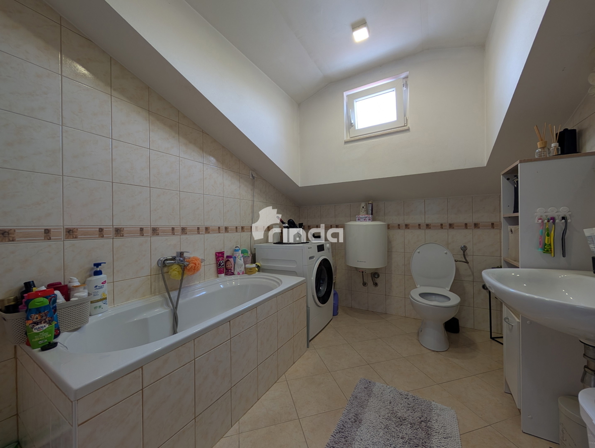 Stanovanje z veliko teraso in poslovnim prostorom - Putini - 75 m2 + 25 m2 + (25 m2)