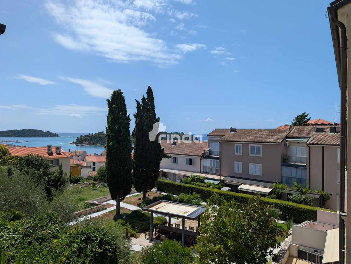 Stanovanje z dvema spalnicama, teraso in pogledom na morje - Rovinj center - 90 m2
