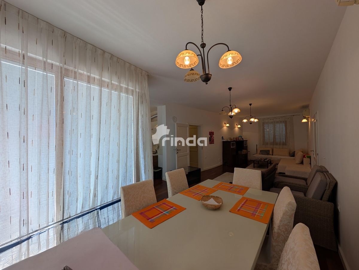 Stanovanje z dvema spalnicama, teraso in pogledom na morje - Rovinj center - 90 m2