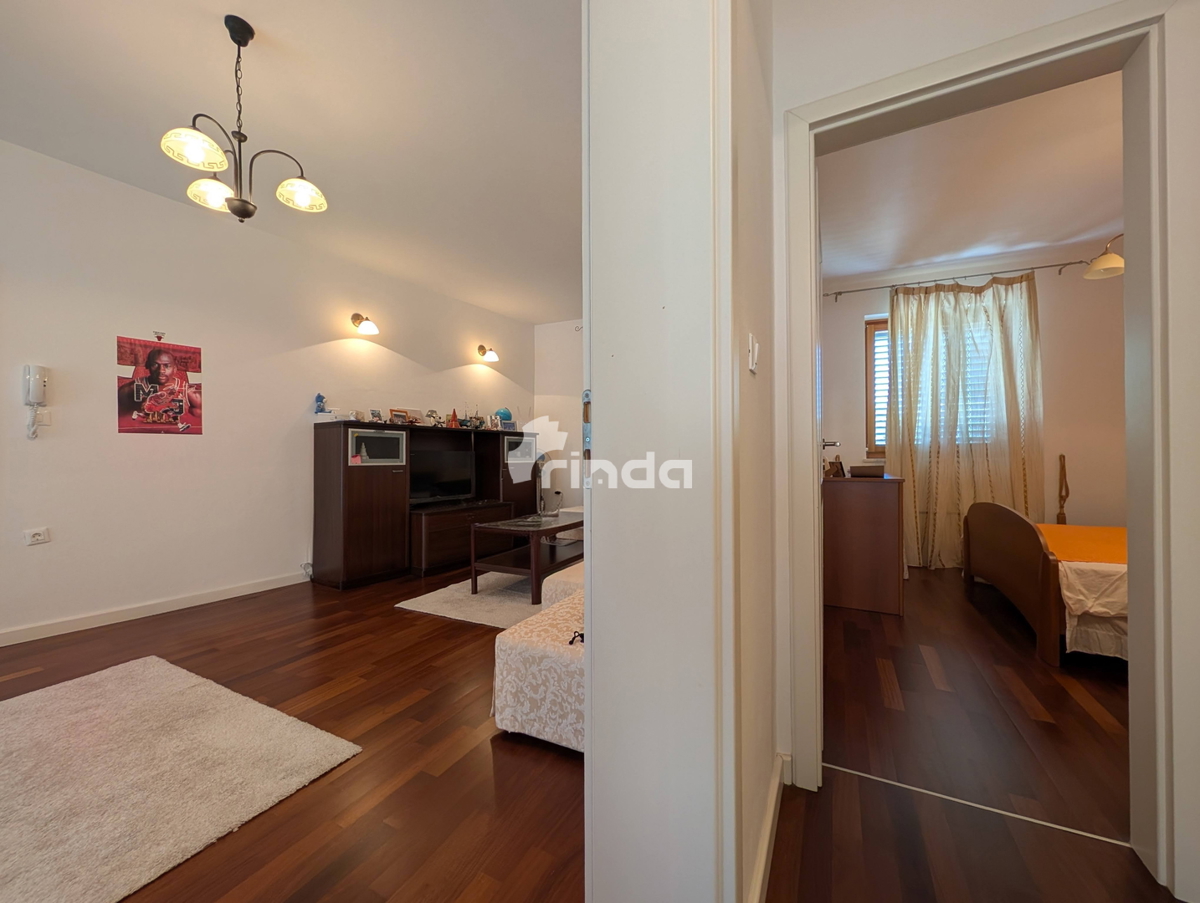 Stanovanje z dvema spalnicama, teraso in pogledom na morje - Rovinj center - 90 m2