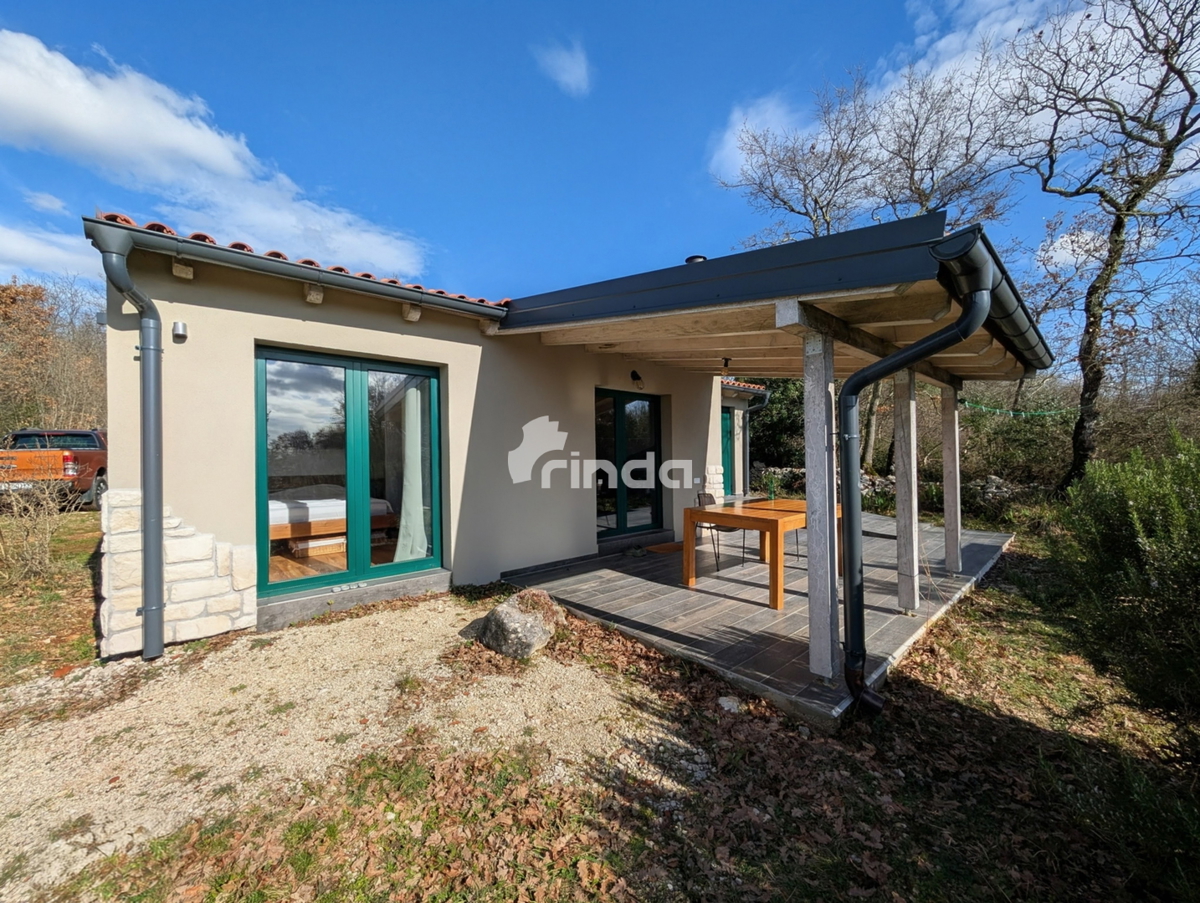 Kmetijsko posestvo z legalizirano hišo - 12.000 m2 + (36 m2)