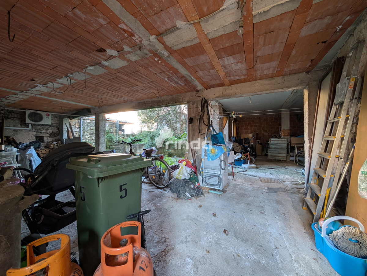 Stan v Rovinju z velikim neurejenim pritličjem in vrtom - 79m2 + 84m2 - Rovinj