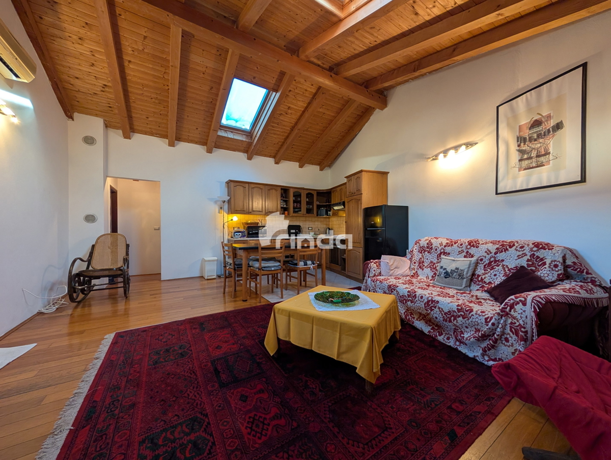 Stan v Rovinju z velikim neurejenim pritličjem in vrtom - 79m2 + 84m2 - Rovinj
