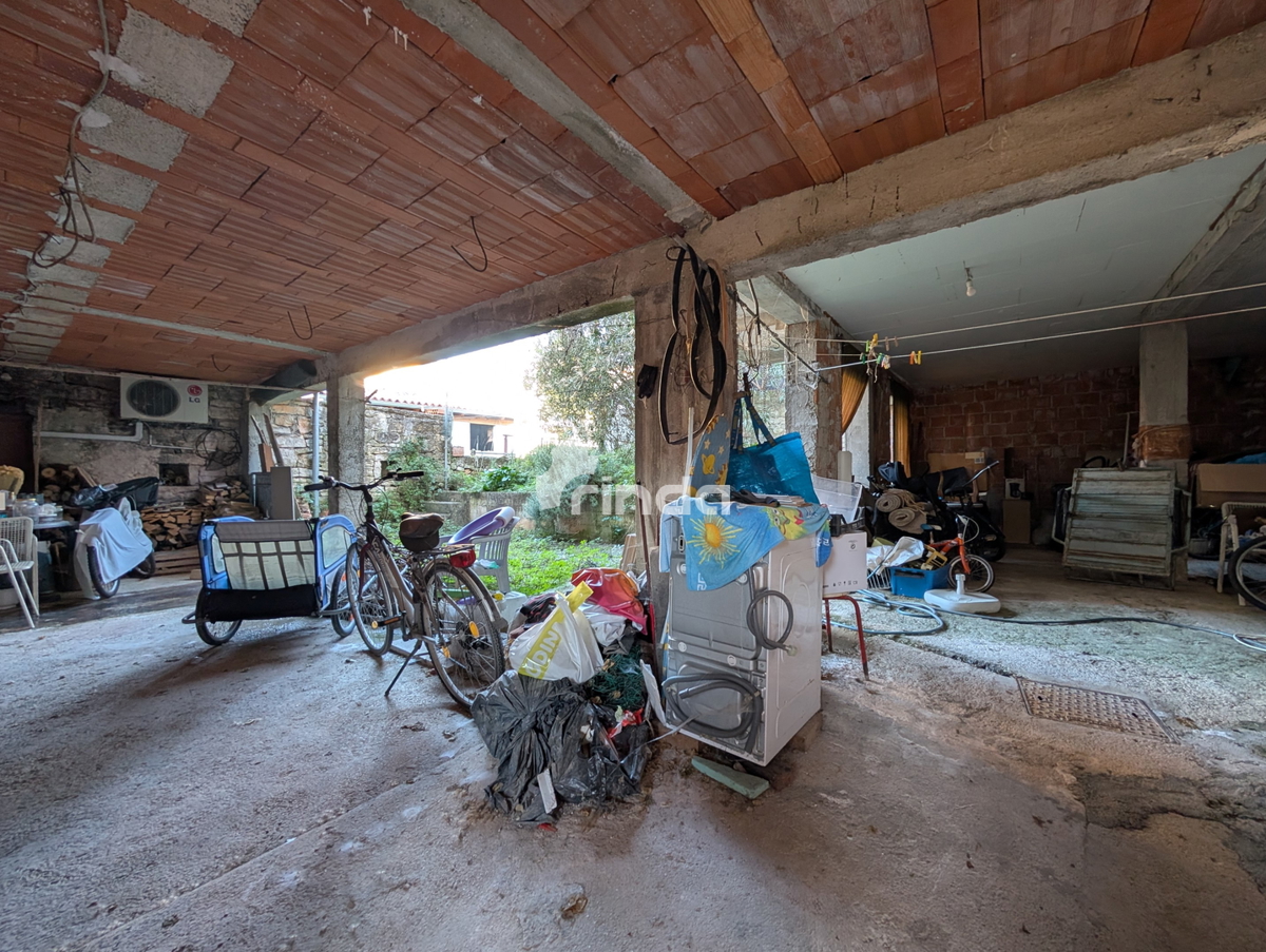 Stan v Rovinju z velikim neurejenim pritličjem in vrtom - 79m2 + 84m2 - Rovinj
