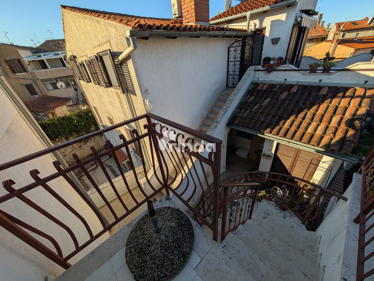 Stan v Rovinju z velikim neurejenim pritličjem in vrtom - 79m2 + 84m2 - Rovinj