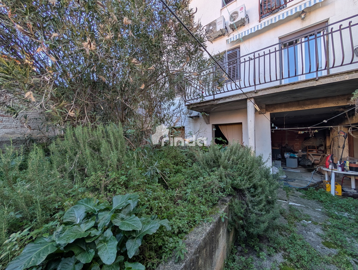 Stan v Rovinju z velikim neurejenim pritličjem in vrtom - 79m2 + 84m2 - Rovinj