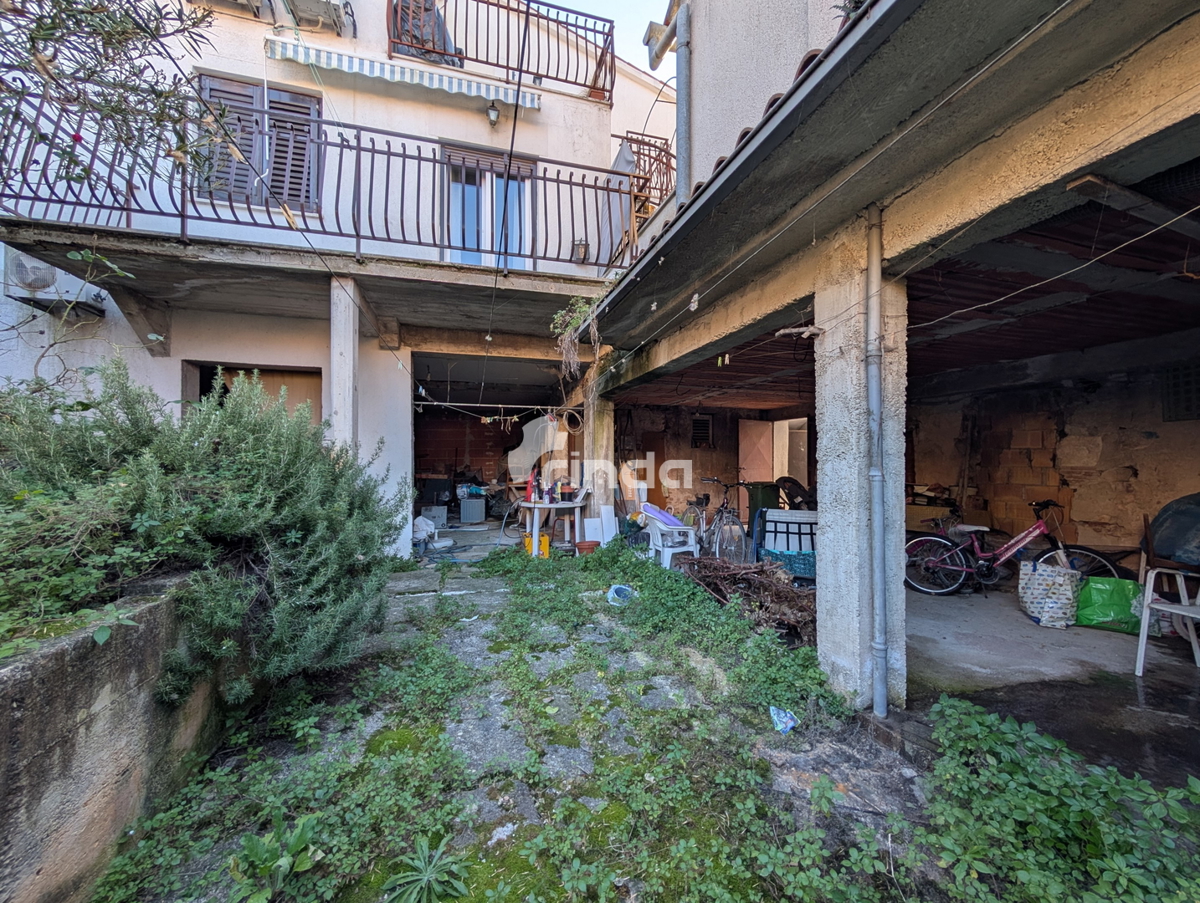 Stan v Rovinju z velikim neurejenim pritličjem in vrtom - 79m2 + 84m2 - Rovinj