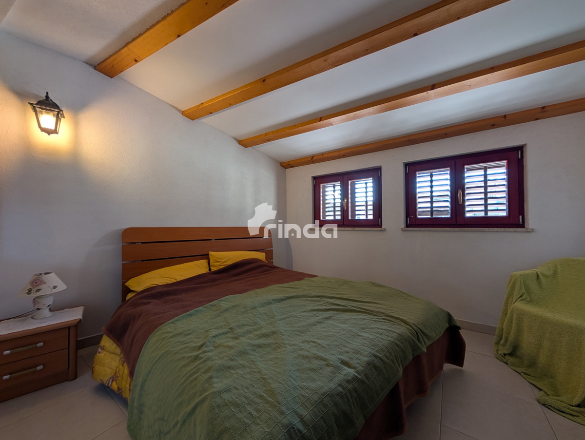 Stan v Rovinju z velikim neurejenim pritličjem in vrtom - 79m2 + 84m2 - Rovinj