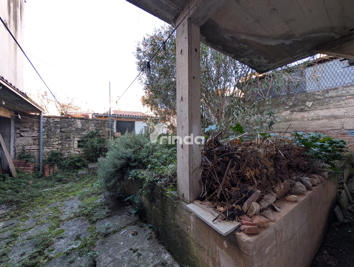 Stan v Rovinju z velikim neurejenim pritličjem in vrtom - 79m2 + 84m2 - Rovinj