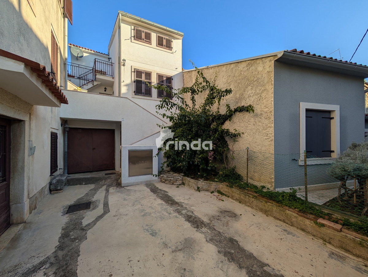 Stan v Rovinju z velikim neurejenim pritličjem in vrtom - 79m2 + 84m2 - Rovinj