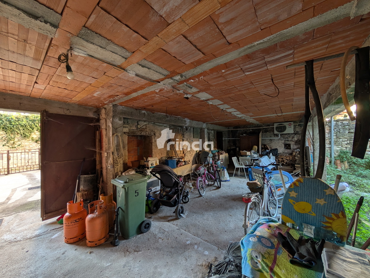 Stan v Rovinju z velikim neurejenim pritličjem in vrtom - 79m2 + 84m2 - Rovinj