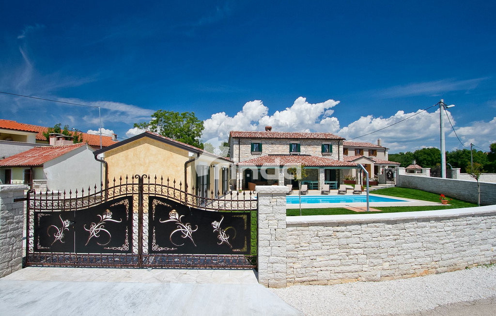 Vila s bazenom - okolica Tinjana - 230 m2 + (847 m2)