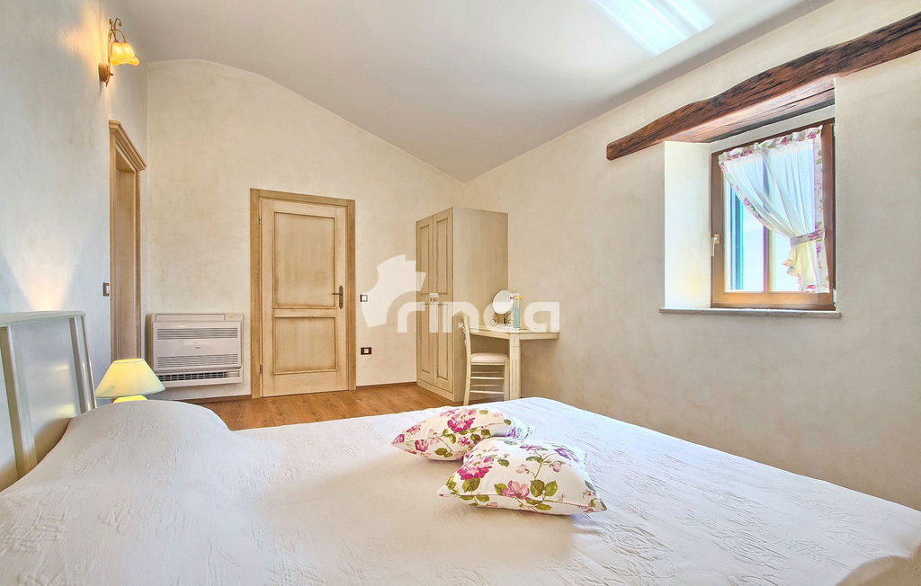 Vila s bazenom - okolica Tinjana - 230 m2 + (847 m2)