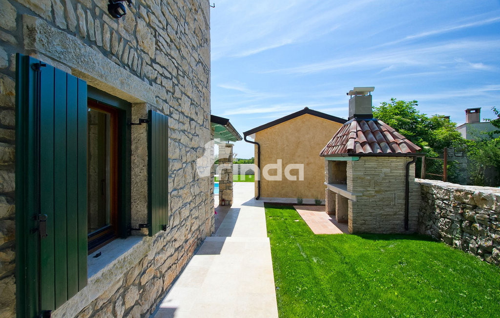 Vila s bazenom - okolica Tinjana - 230 m2 + (847 m2)