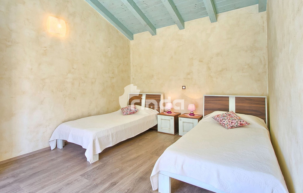 Vila s bazenom - okolica Tinjana - 230 m2 + (847 m2)