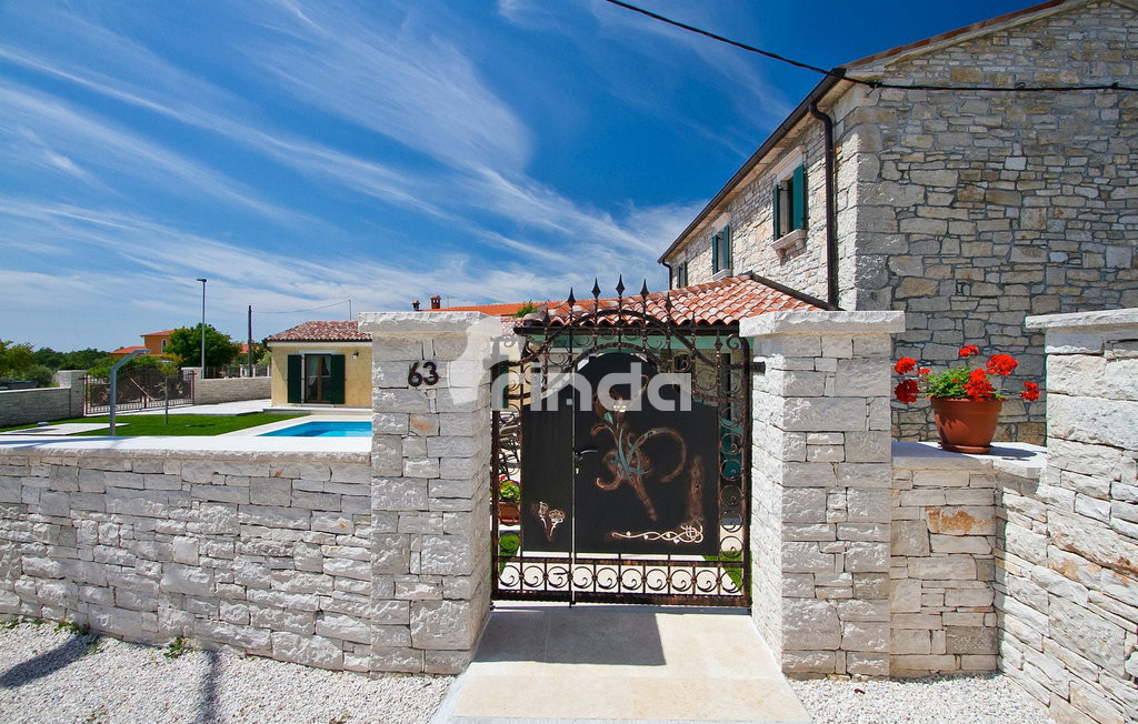 Vila s bazenom - okolica Tinjana - 230 m2 + (847 m2)