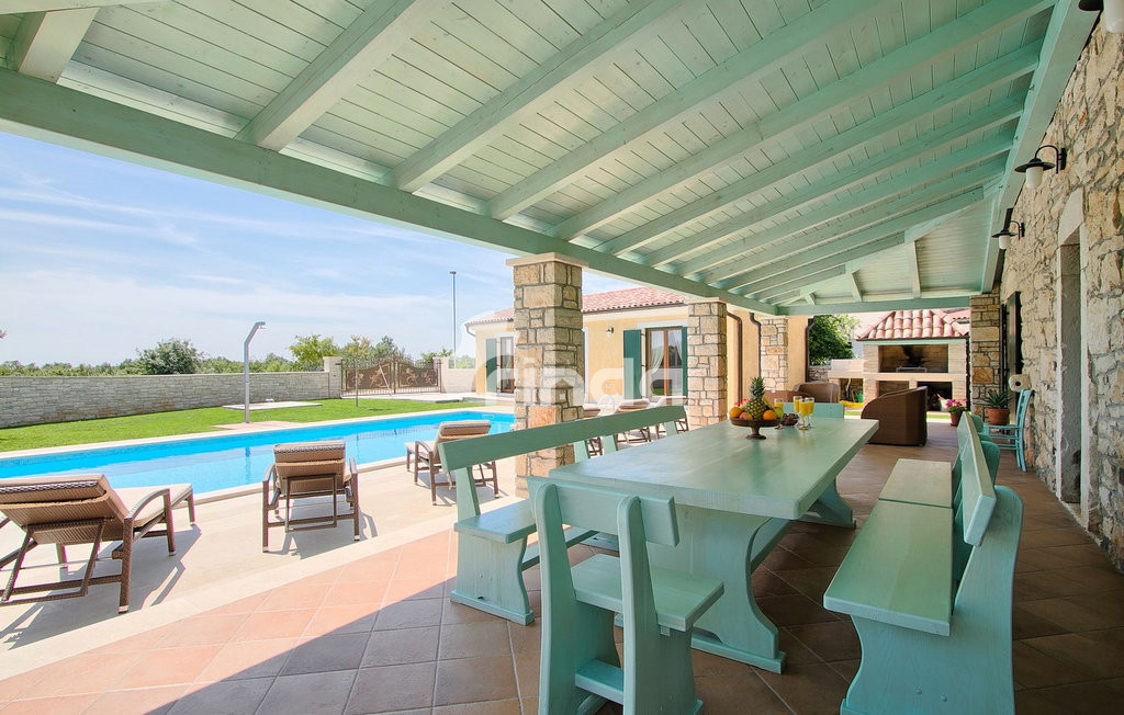 Vila s bazenom - okolica Tinjana - 230 m2 + (847 m2)